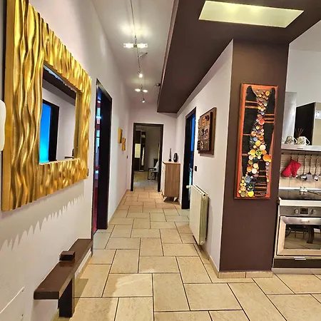 Center Easy_luxury 地拉那